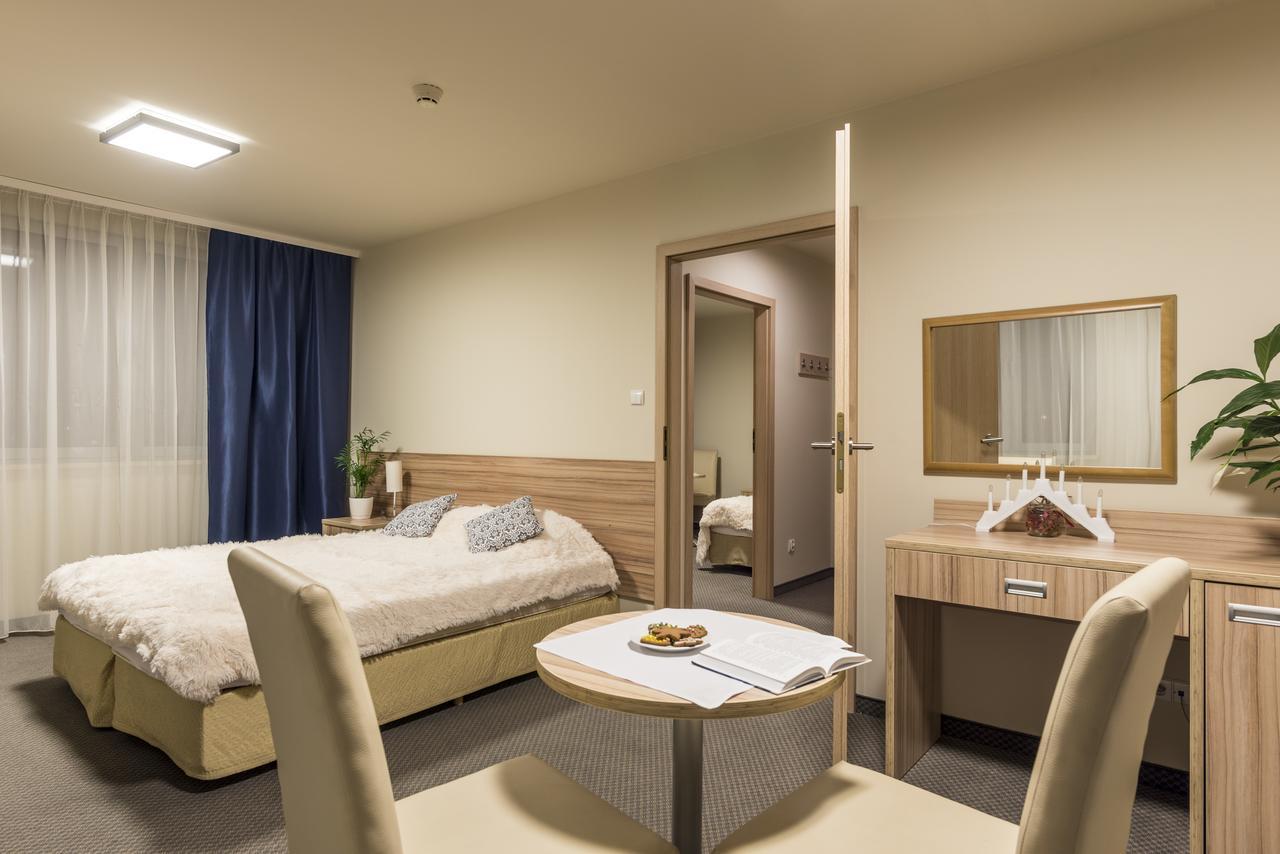 Willa Wiosenna Hotel Ozarow Mazowiecki Kültér fotó